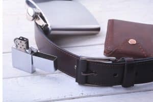 Accessoires und silbernes Feuerzeug