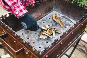 Grill anzünden mit Feuerzeug