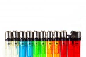 Viele bunte Feuerzeuge
