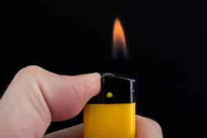 Flamme vom gelben Feuerzeug