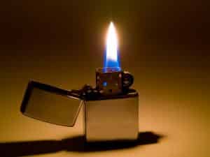 Flamme von einem Benzinfeuerzeug