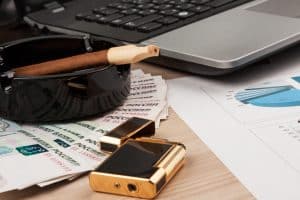 Arbeitsplatz vom Geschäftsmann mit edlen Feuerzeug