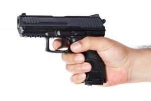 Schwarzes Pistolenfeuerzeug in Hand