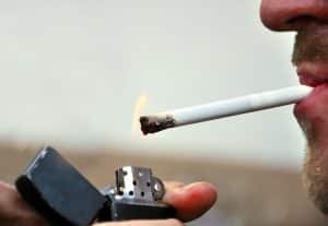 Zigarette mit Zippo Feuerzeug anzünden